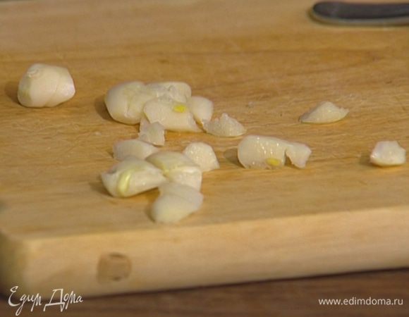 Лук и чеснок почистить и крупно порубить.