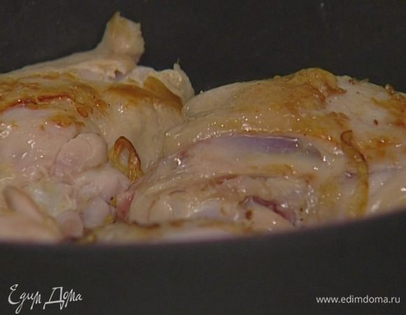 В тяжелой сковороде разогреть сливочное масло и обжарить куриные бедра на медленном огне с обеих сторон.