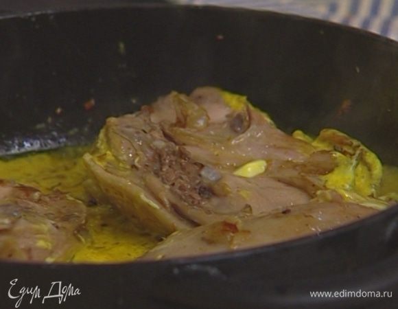 Добавить кардамон, кориандр, куркуму, половину чайной ложки соли, вернуть в сковороду обжаренные куски курицы, влить немного кипятка. Накрыть сковороду крышкой и готовить 25 минут.