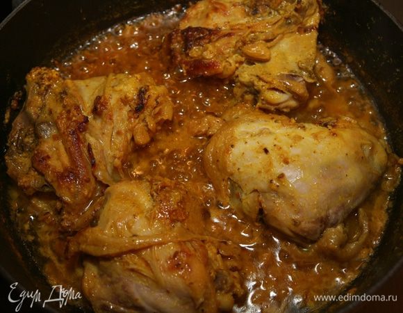 Влить йогурт и сливки, перемешать, поперчить и еще раз слегка посолить.