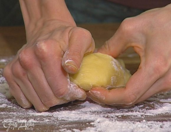 Приготовить тесто: 120 г сливочного масла взбить с 50 г сахара, ввести муку с солью, затем 2 желтка и вымешивать, пока не получится однородное шелковистое тесто. Завернуть его в пищевую пленку и отправить на 1 час в холодильник.