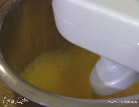 Яйцо соединить с 2 желтками, добавить оставшийся сахар, ванильный экстракт и все вместе взбить.