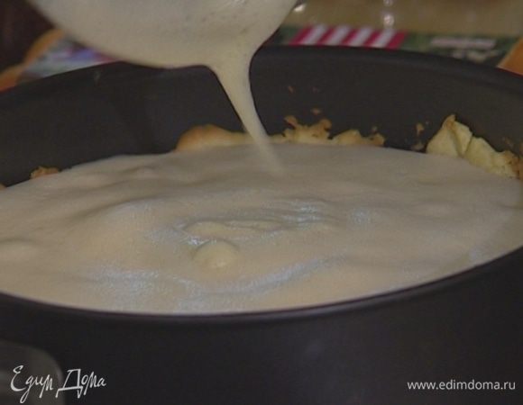 Выложить на пропекшийся корж чернослив, залить все сливочно-яичным кремом.