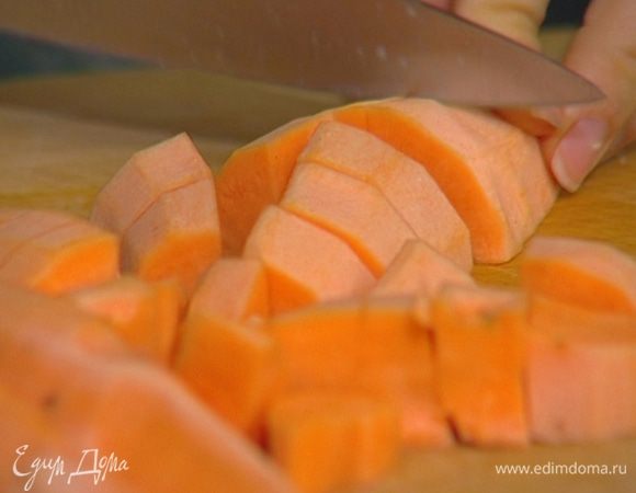 Сладкий картофель почистить и нарезать небольшими кубиками.