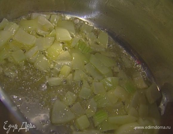 Разогреть в кастрюле оливковое и сливочное масло, обжарить лук и чеснок до прозрачности.