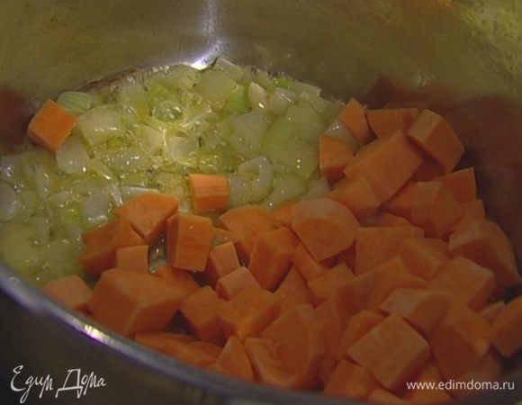 Выложить в кастрюлю с луком сладкий картофель, залить подогретым бульоном. Посолить и поперчить, довести до кипения, уменьшить огонь и варить 15 минут.