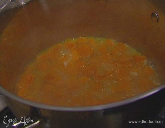 Добавить карри и полбанки фасоли.