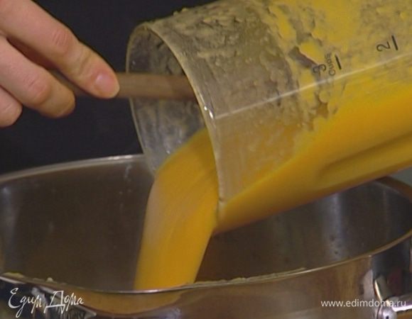 Взбить все в блендере, затем добавить оставшуюся фасоль.