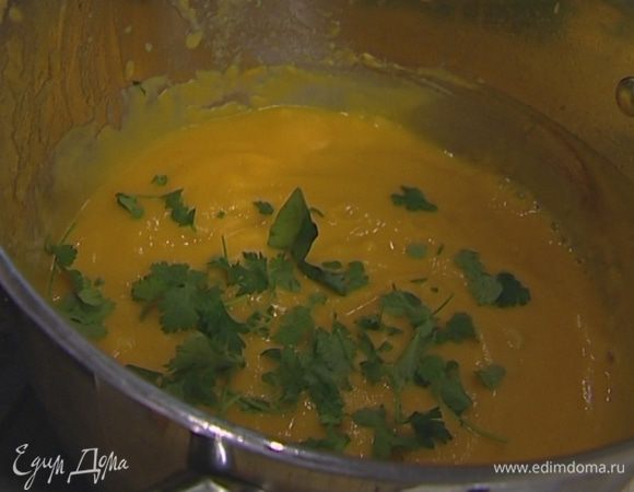 Поперчить и присыпать кинзой.