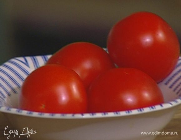 Помидоры ошпарить кипятком, снять с них кожицу и порубить.