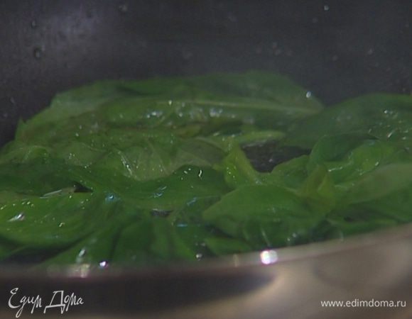 Листья базилика отправить на несколько секунд в масло и тут же вынуть, разложив их на бумажном полотенце.