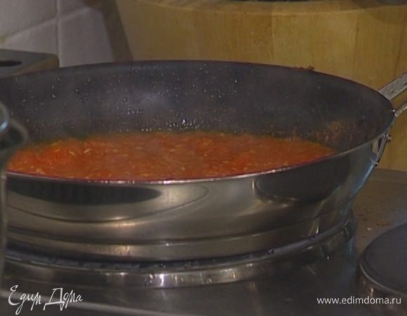 Помидоры выложить в сковороду, посолить, поперчить и прогревать на медленном огне около 10 минут, пока не получится довольно густой соус.