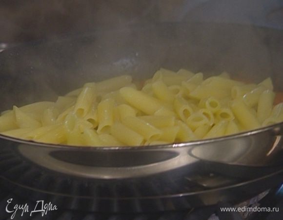 Макароны отварить в подсоленной воде. 
