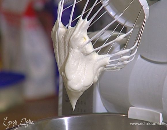 Сливки взбить. 
