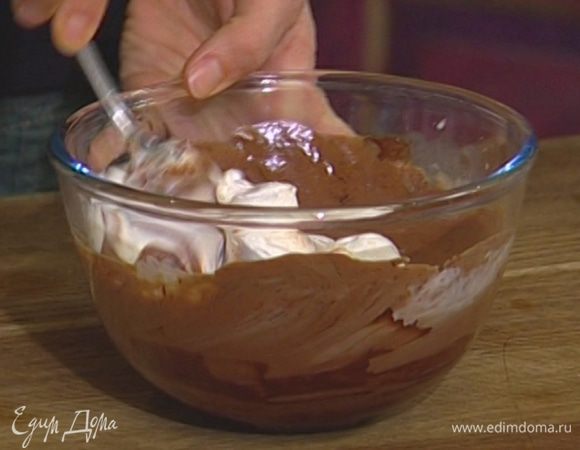 В растопленный черный шоколад добавить молоко и половину взбитых сливок, перемешать.