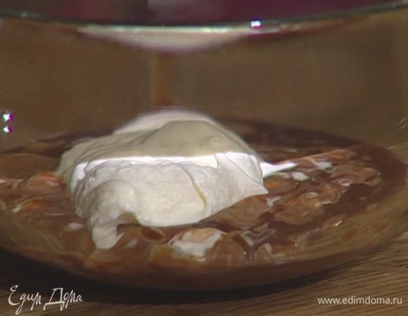 В растопленный молочный шоколад добавить вторую половину сливок и вымешать.