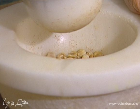 Орехи порубить ножом или измельчить в ступке.