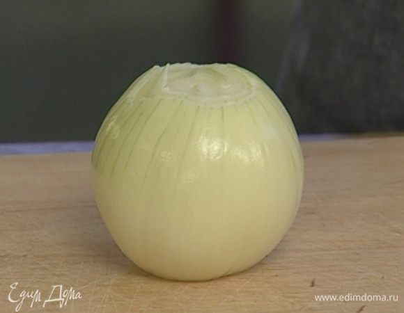 Луковицу очистить и разрезать на четыре части. 