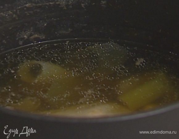 Сварить бульон: тушку цыпленка положить в кастрюлю грудкой вниз, добавить лук, нарезанные сельдерей и порей, 2 зубчика чеснока, лавровый лист, соль и черный перец. Залить все водой, довести до кипения, уменьшить огонь и варить около часа на медленном огне. 