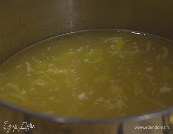 Всыпать муку и постепенно ввести 1 литр бульона. Довести до кипения и варить на медленном огне 5 минут. 