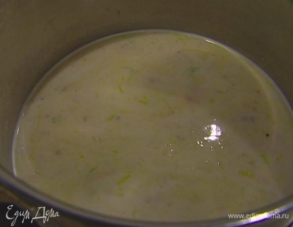 Добавить измельченное куриное мясо, сливки и еще раз все прогреть.