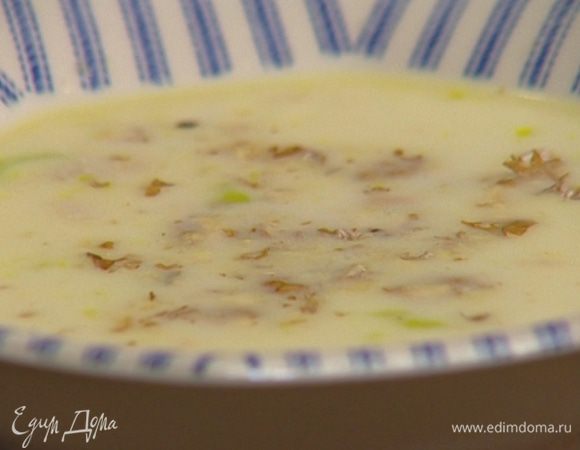 Разлить суп в тарелки и присыпать орехами.
