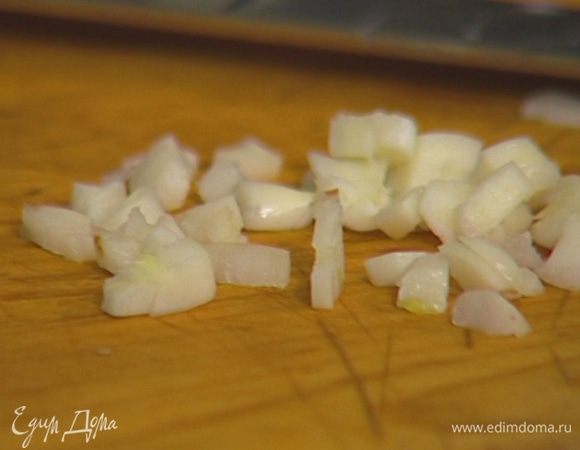 Чеснок почистить и мелко порубить.