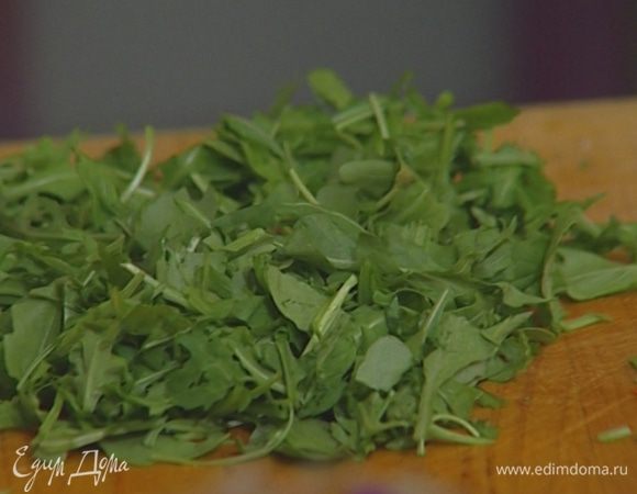 Руколу мелко порубить.