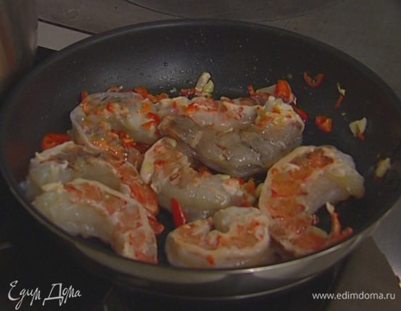 Выложить в сковороду креветки и обжаривать на каждой стороне не больше минуты.