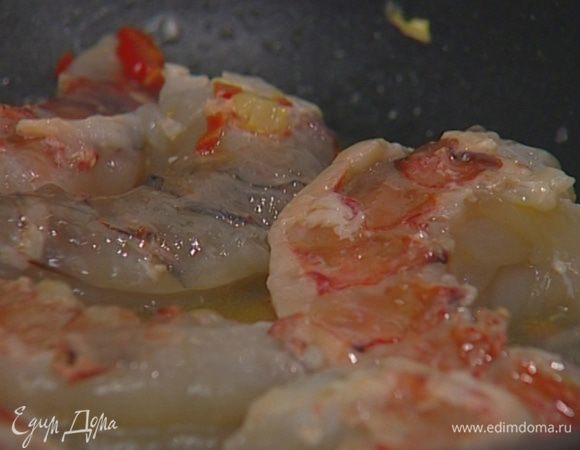 Влить вино.