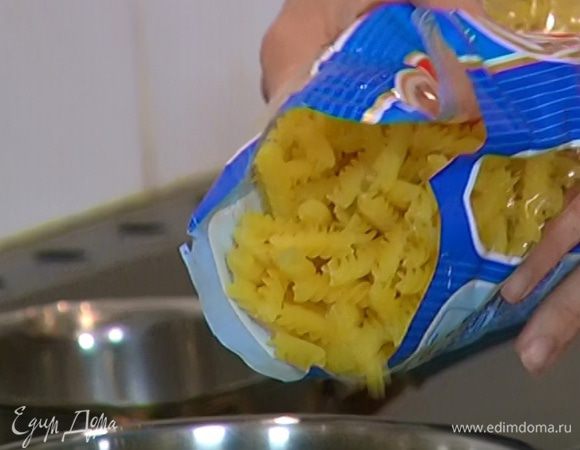 Макароны отварить в подсоленной воде, затем воду слить и сохранить.