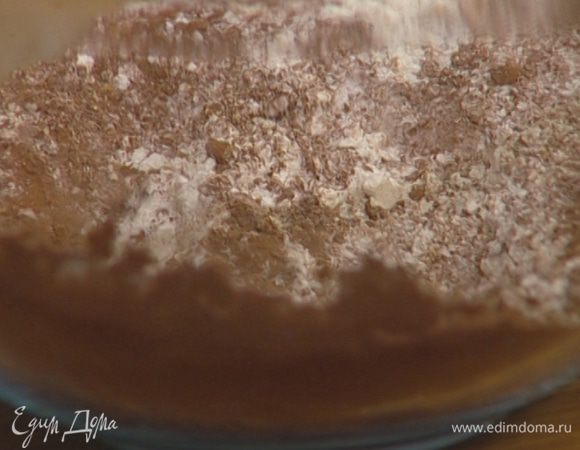 Муку смешать с какао, корицей и имбирем. 