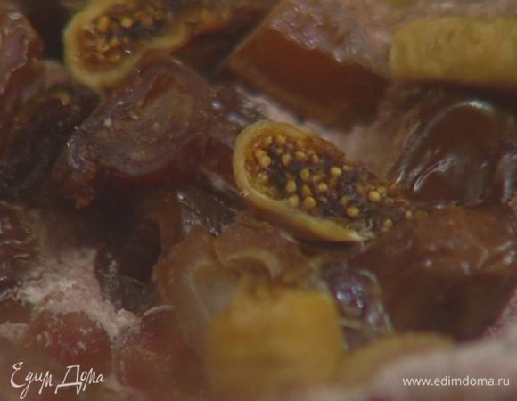 Инжир и персики крупно порубить. 