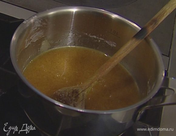 Мед вылить в небольшую кастрюлю, добавить сахарную пудру, сахар и поставить на огонь. Помешивая, дождаться, чтобы сахар растворился.