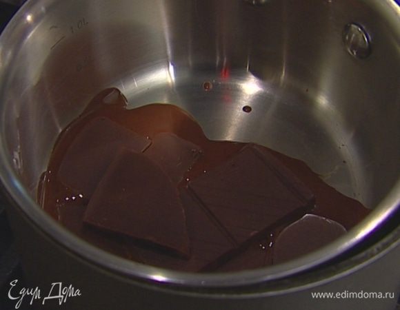 Шоколад растопить на водяной бане. 