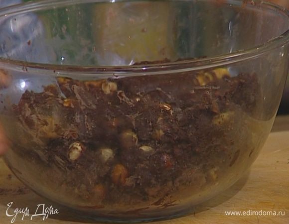 Растопленный шоколад и медовую глазурь добавить к муке, сухофруктам и орехам. Все вымешать.