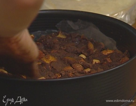 Застелить форму рисовыми листами, выложить сверху тесто и выпекать в разогретой духовке 40–45 минут. 