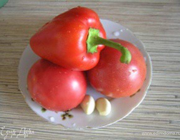 Томаты очистить от кожицы, погрузив на несколько минут в кипяток. Крупно нарезать. Перец разрезать на четвертинки, удалить зернышки, разрезать еще пополам.