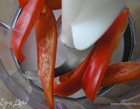 В чашу блендера поместить перец,