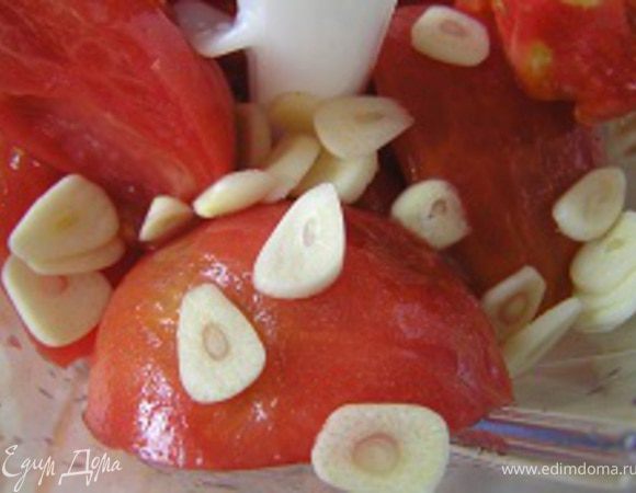 нарезанный дольками чеснок,