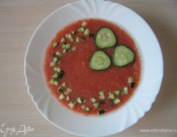 Перед подачей перемешать. Разлить по тарелкам, украсить нарезанным огурцом. По желанию полить лимонным соком.