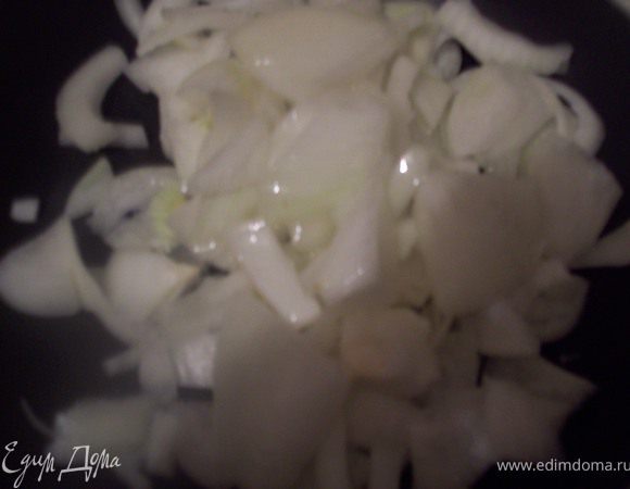 режем лук полукольцами и обжариваем до прозрачности на подсолнечном масле