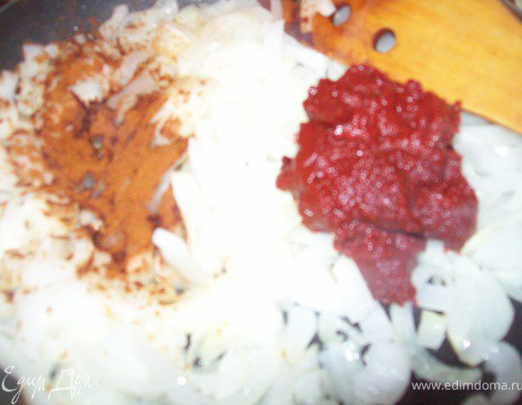 добавляем томатную пасту, паприку перец  и стакан бульона..