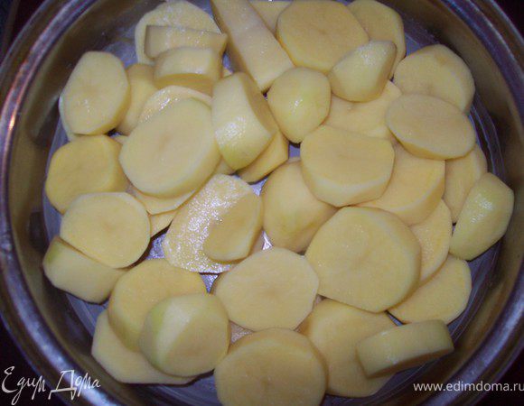 картофель чистим и нарезаем кружочками толщиной 1 см. Смазиваем форму сливочным маслом (не много) и выкладываем туда картофель. Солим.