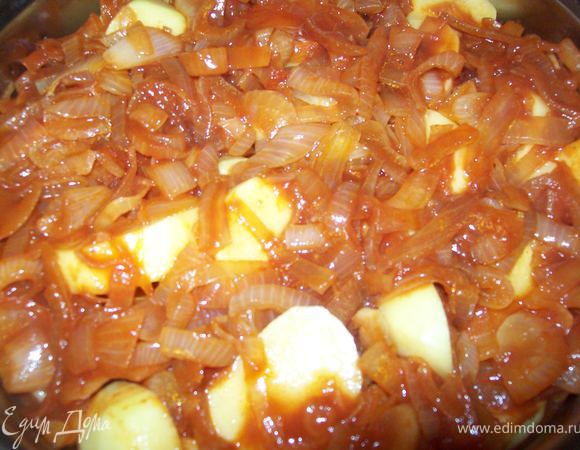 заливаем картофель луково-томатным соусом и отправляем в духовку  180 градусов примерно на час. Если Вам покажется что бульона мало то добавьте.)