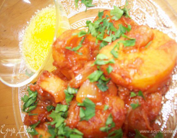 Растапливаем сливочное масло и поливаем готовый картофели. Посыпаем рубленной петрушкой.