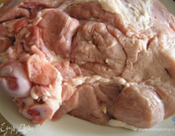 2 зубчика чеснока нарезать дольками. Свиную рульку нашпиговать чесноком, делая небольшие надрезы ножом. 