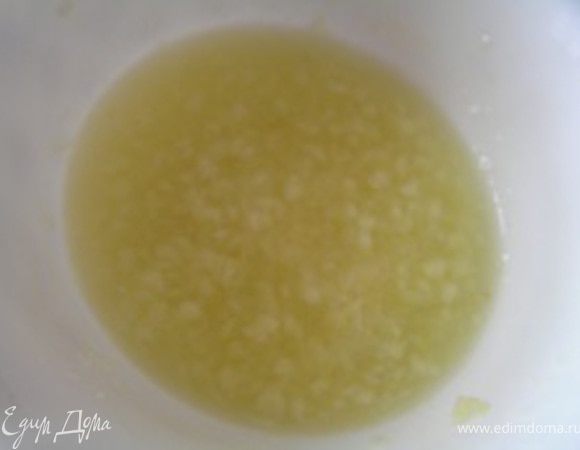 Приготовить маринад. Оставшийся чеснок измельчить,  залить лимонным соком,