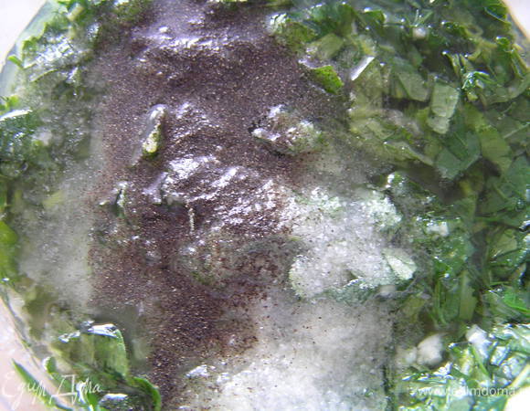 Затем поперчить и посолить. Маринад готов.