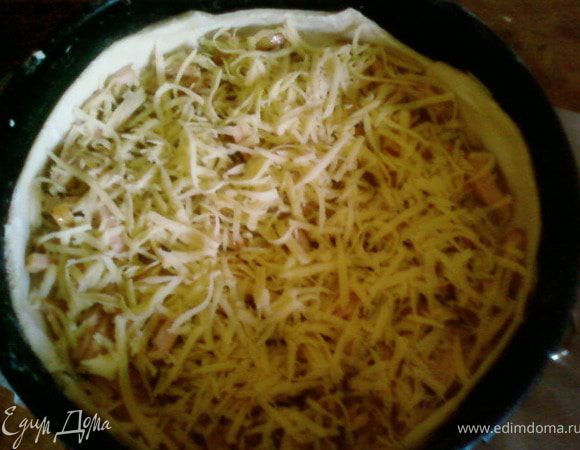 Сверху выкладываем  лук с мясом и посыпаем тертым сыром.